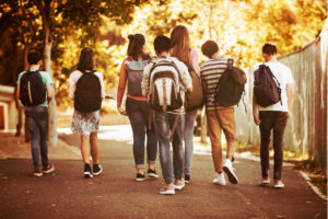 Photo représentant des écoliers sur la route de l'école