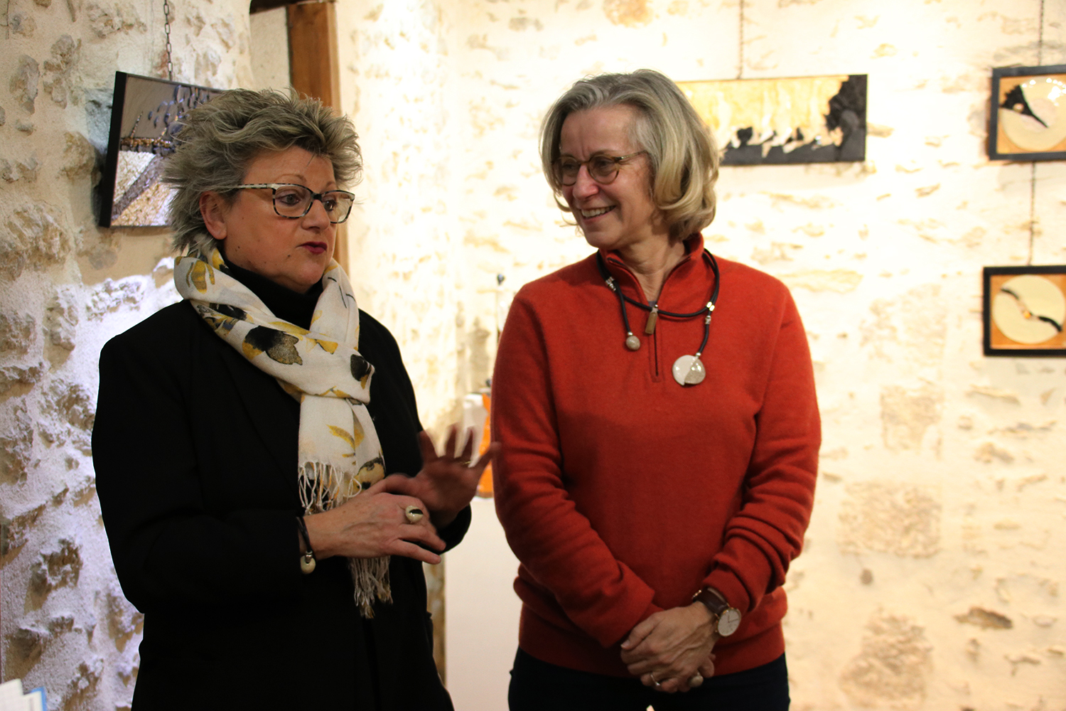 Madame le Maire de Reuilly Nadine Bellurot avec Martine Champeaux autour de son exposition