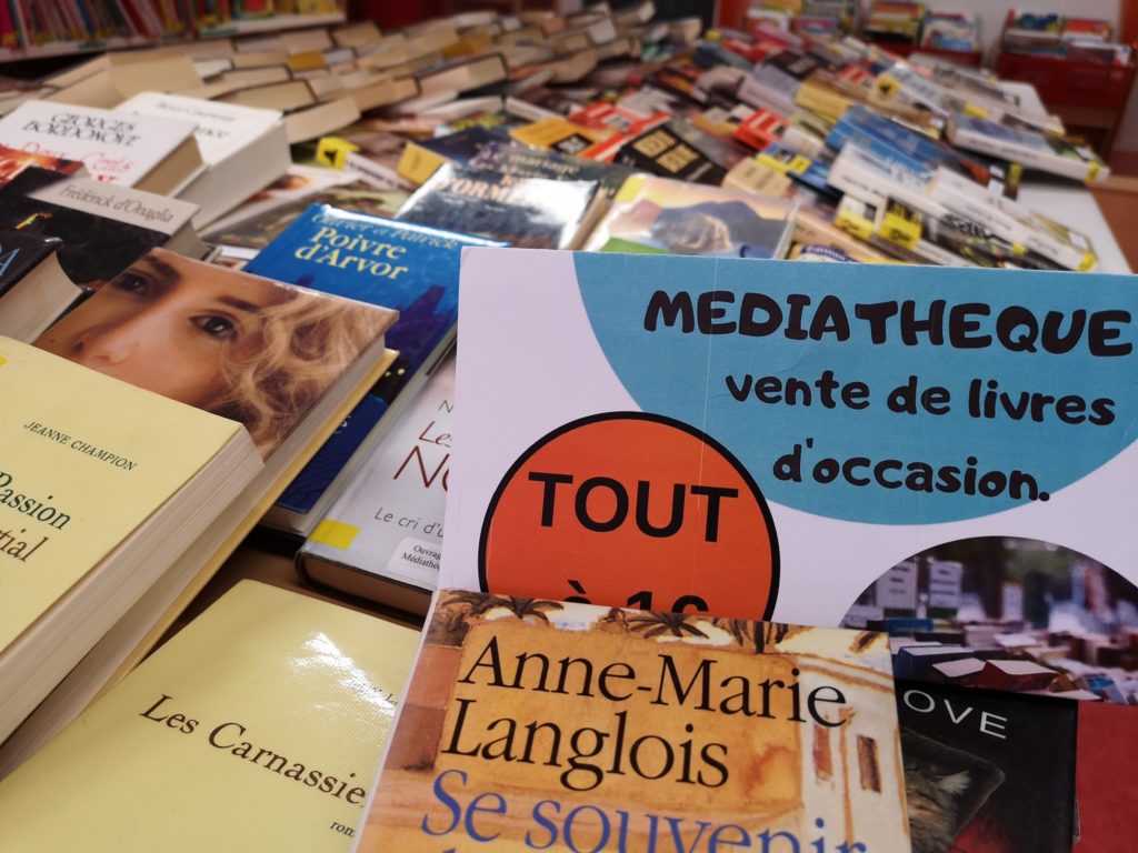 Vente de livres et exposition à la médiathèque